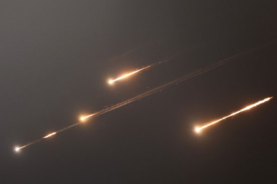 安全配资预警平台 伊朗以导弹齐射回应以色列的大规模袭击