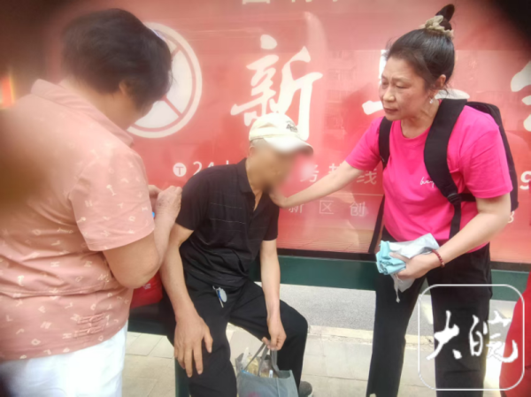 专业股票配资论坛网 老大爷高温天等公交时摔倒 合肥众多市民伸援手